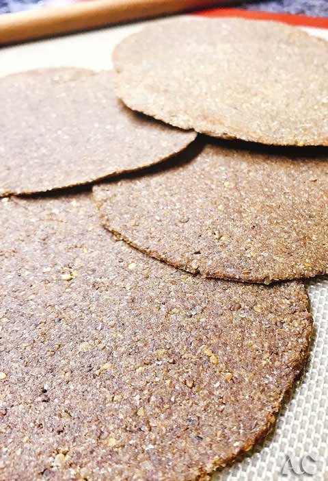 ketojenik-ekmek-tarifi-susam-unlu-lavas-taco-tortilla